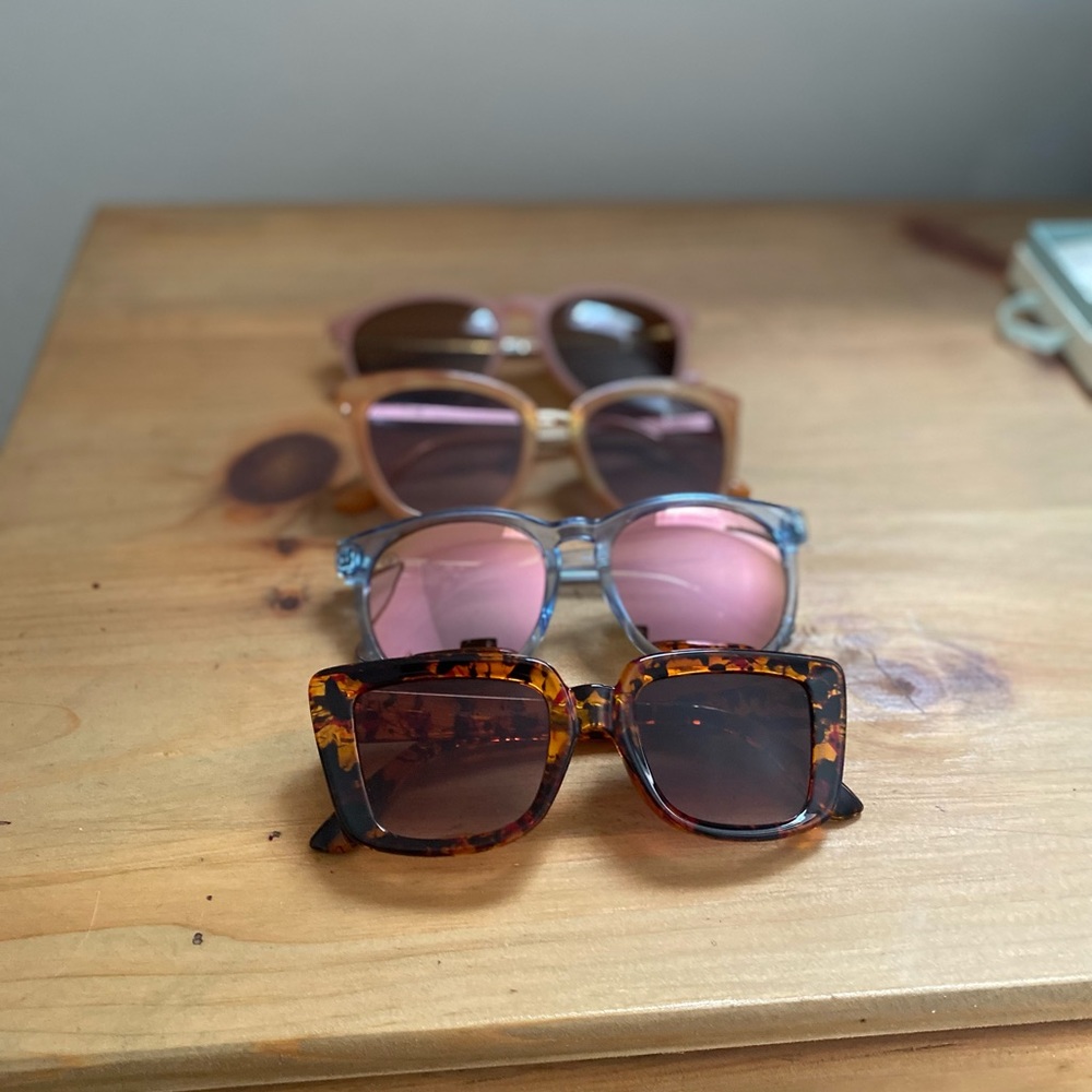 4 pack bundle of sunglasses